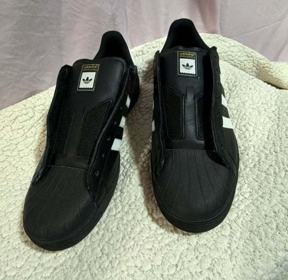 Adidas Superstar Laceless Core Black FV3018
Size 10.5